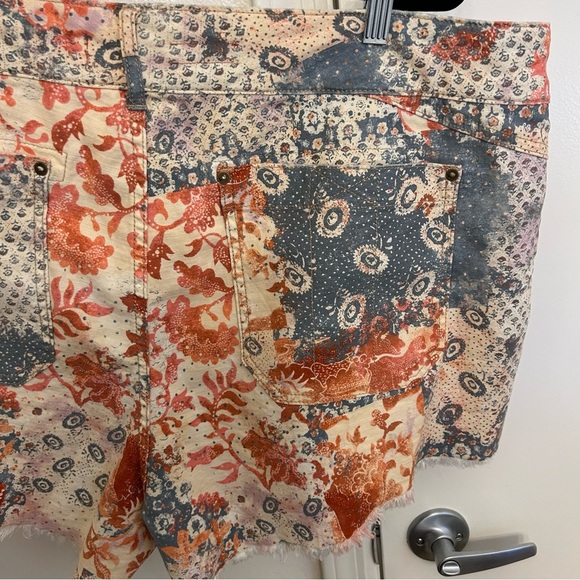 Pilcro The Wanderer Low Rise Shorts Floral Patch Print Size 22W Summer Fun - Picture 10 of 12